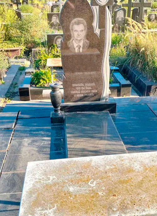 Прибирання могили та фотозвіт про благоустрій могили на кладовищі в Івано-Франківську